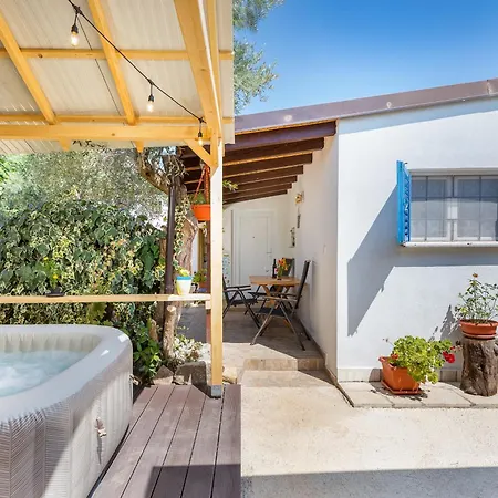 アパート Casa De Flores - Garden Oasis 100 M From Beach, Jacuzzi, Bbq, Pets Welcome, Free Parking