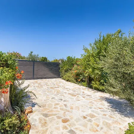 Casa De Flores - Garden Oasis 100 M From Beach, Jacuzzi, Bbq, Pets Welcome, Free Parking
