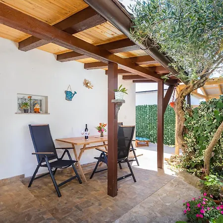 アパート Casa De Flores - Garden Oasis 100 M From Beach, Jacuzzi, Bbq, Pets Welcome, Free Parking