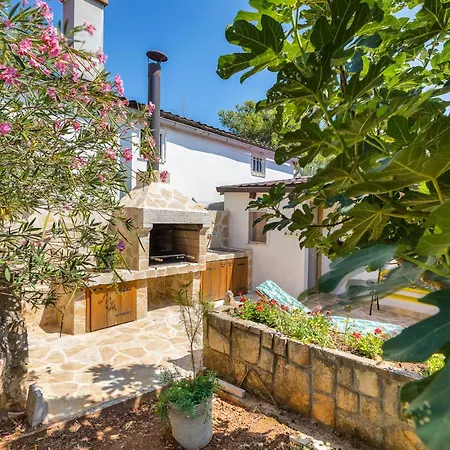 Casa De Flores - Garden Oasis 100 M From Beach, Jacuzzi, Bbq, Pets Welcome, Free Parking