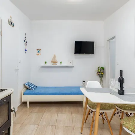 Casa De Flores, Ace Location - 100m From Bodinka , Free Parking, Nature's Heaven Apartment *