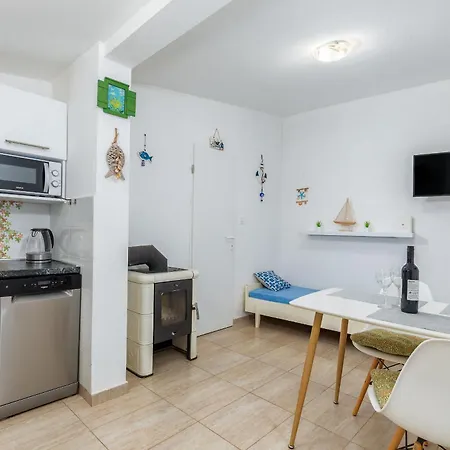 Casa De Flores, Ace Location - 100m From Bodinka , Free Parking, Nature's Heaven Apartment Peroj