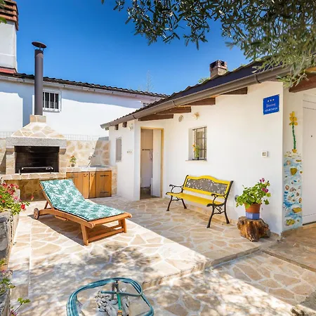 Lägenhet Casa De Flores - Garden Oasis 100 M From Beach, Jacuzzi, Bbq, Pets Welcome, Free Parking Peroj