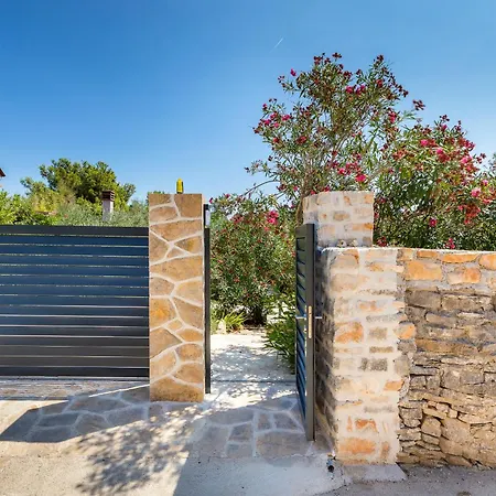 Casa De Flores, Ace Location - 100m From Bodinka , Free Parking, Nature's Heaven Apartment *