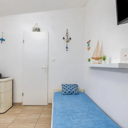 Casa De Flores, Ace Location - 100m From Bodinka , Free Parking, Nature's Heaven Apartment Peroj