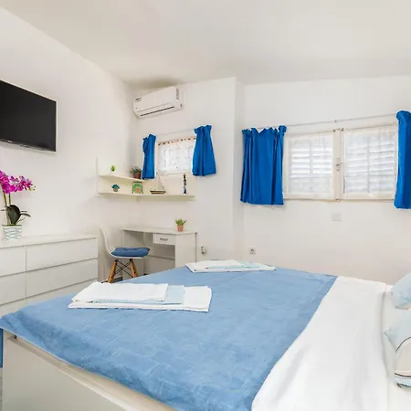 Casa De Flores, Ace Location - 100m From Bodinka , Free Parking, Nature's Heaven Apartment