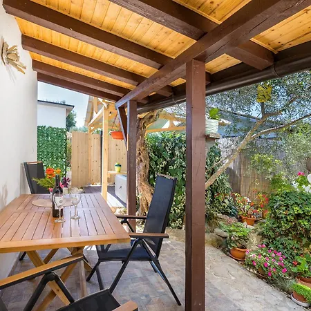 Apartmán Casa De Flores, Ace Location - 100m From Bodinka , Free Parking, Nature's Heaven Peroj