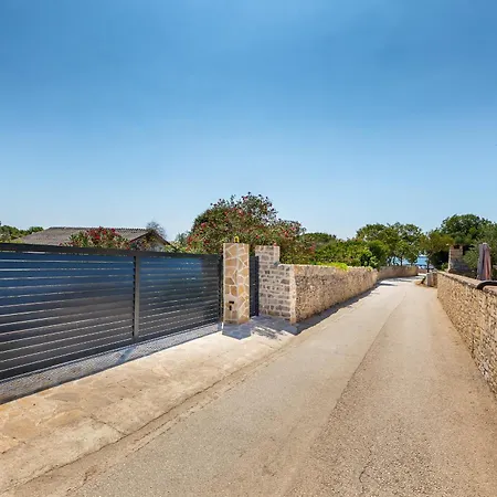 Casa De Flores, Ace Location - 100m From Bodinka , Free Parking, Nature's Heaven *
