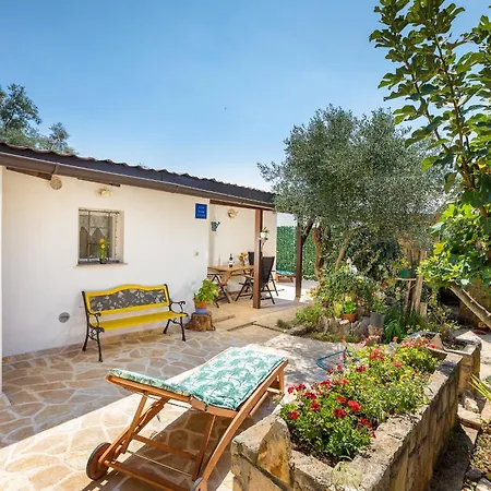 Casa De Flores, Ace Location - 100m From Bodinka , Free Parking, Nature's Heaven * Peroj
