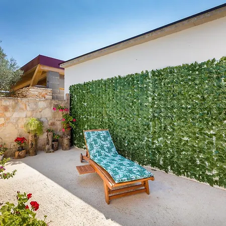 Casa De Flores, Ace Location - 100m From Bodinka , Free Parking, Nature's Heaven Apartmán Peroj