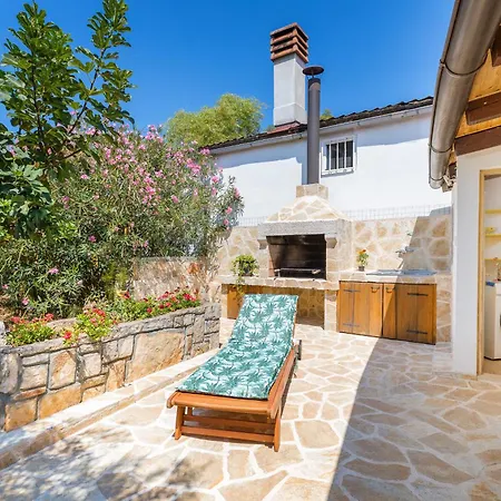 Casa De Flores, Ace Location - 100m From Bodinka , Free Parking, Nature's Heaven * Peroj