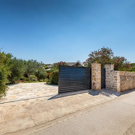 Casa De Flores, Ace Location - 100m From Bodinka , Free Parking, Nature's Heaven Apartment Peroj