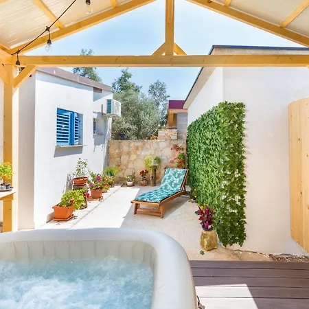 Casa De Flores - Garden Oasis 100 M From Beach, Jacuzzi, Bbq, Pets Welcome, Free Parking Lejlighed Peroj